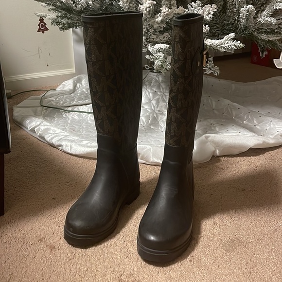 Micheal kors rain boots - Picture 2 of 3